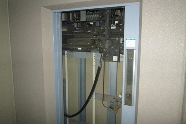 エレベーターカゴを降ろす